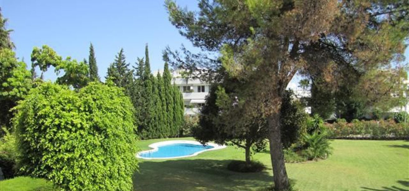 Marbella Estates - Radhus till salu i Las Brisas